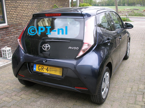 Parkeersensoren ingebouwd door PI-nl in een Toyota Aygo uit 2015. Een camera was al aanwezig. De pieper (set E 2017) werd verstopt.