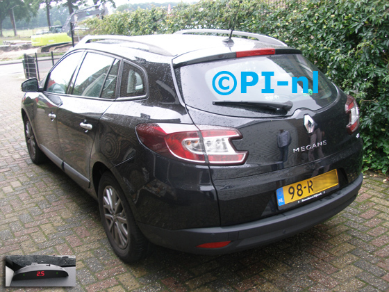 Parkeersensoren ingebouwd door PI-nl in een Renault Megane Estate uit 2011. De display (set A 2017) werd linksvoor bij de a-stijl gemonteerd. De sensoren werden antraciet gespoten.