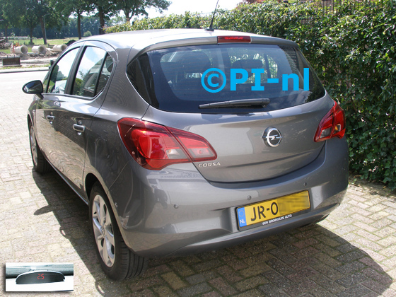 Parkeersensoren ingebouwd door PI-nl in een Opel Corsa 1.4 Edition uit 2016. De display (set A 2016) werd midden op het dashboard gemonteerd.