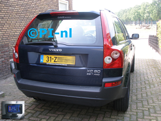 Parkeersensoren ingebouwd door PI-nl in een Volvo XC90 uit 2004. De display (set B 2017) werd linksvoor bij de a-stijl gemonteerd.