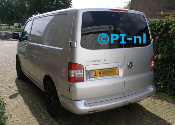 OEM-parkeersensoren ingebouwd door PI-nl in een Volkswagen Transporter (T5) met canbus uit 2010. De pieper (set H 2017) werd verstopt.