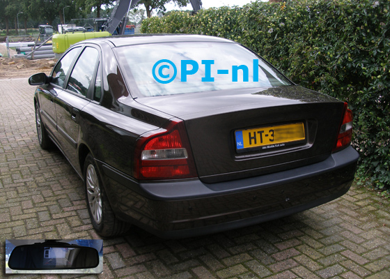 Parkeersensoren ingebouwd door PI-nl in een Volvo S80 uit 2000. De spiegeldisplay (set D 2017) is van de set met camera en sensoren.