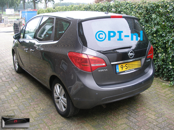 Parkeersensoren ingebouwd door PI-nl in een Opel Meriva Turbo met canbus uit 2011. De display (set A 2017) werd rechtsvoor bij de a-stijl gemonteerd. Er werden standaard antraciet-zilveren sensoren gemonteerd.