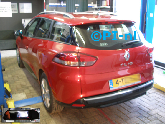 Parkeer-camera ingebouwd door PI-nl in een Renault Clio Estate uit 2014. De spiegeldisplay (set D 2017) is van de set met camera en sensoren, maar hier zonder sensoren, omdat er al fabriekssensoren aanwezig waren.
