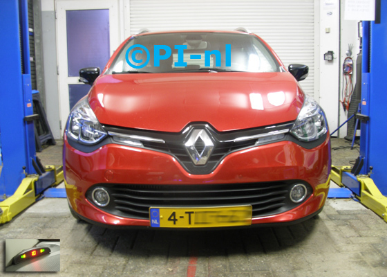 OEM-parkeersensoren ingebouwd door PI-nl in de voorbumper van een Renault Clio Estate uit 2014. De display (oem-set 2017) werd linksvoor bij de a-stijl gemonteerd.