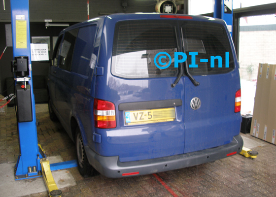 Parkeersensoren ingebouwd door PI-nl in een Volkswagen Transporter Tdi met canbus uit 2009. De pieper (set E 2017) werd verstopt.