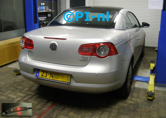 Parkeersensoren ingebouwd door PI-nl in een Volkswagen Eos met canbus uit 2010. De display (set A 2017) werd linksvoor bij de a-stijl gemonteerd.