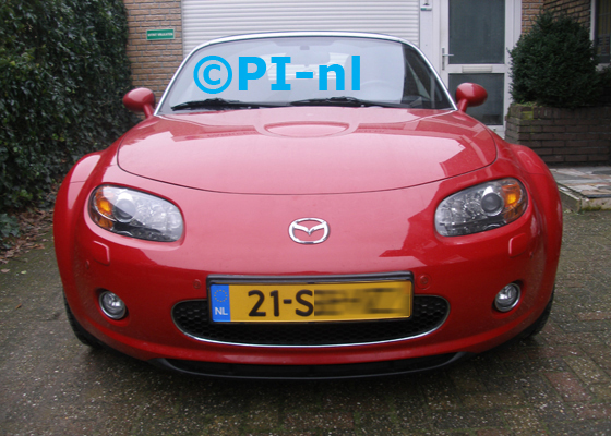 Parkeersensoren ingebouwd door PI-nl in de voorbumper van een Mazda MX-5 NC uit 2006. De pieper (set E 2017) werd verstopt.