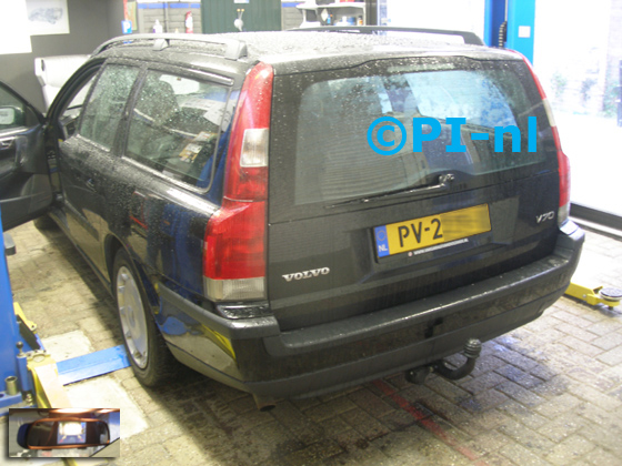 Parkeersensoren ingebouwd door PI-nl in een Volvo V70 uit 2002. De spiegeldisplay (set D 2017) is van de set met camera en sensoren.