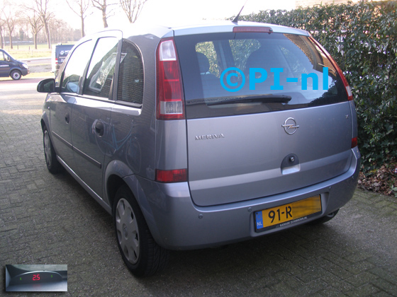 Parkeersensoren ingebouwd door PI-nl in een Opel Meriva uit 2005. De display (set A 2018) werd linksvoor bij de a-stijl gemonteerd.