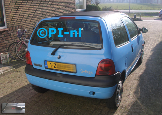 Parkeersensoren ingebouwd door PI-nl in een Renault Twingo uit 1998. De display (set A 2018) werd linksvoor bij de a-stijl gemonteerd.