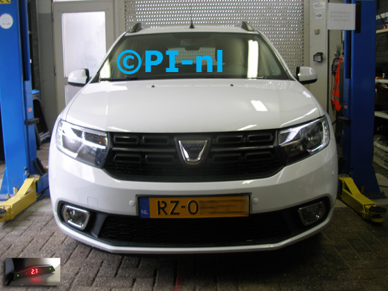 Parkeersensoren (basis-set 2018) ingebouwd door PI-nl in de voorbumper van een Dacia Logan MCV (nieuw) uit 2018. De display werd linksvoor bij de a-stijl gemonteerd. Er werden standaard witte sensoren gemonteerd.