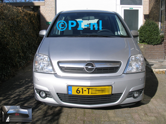Parkeersensoren (set A 2018) ingebouwd door PI-nl in de voorbumper van een Opel Meriva uit 2007. De display werd linksvoor op het dashboard gemonteerd.