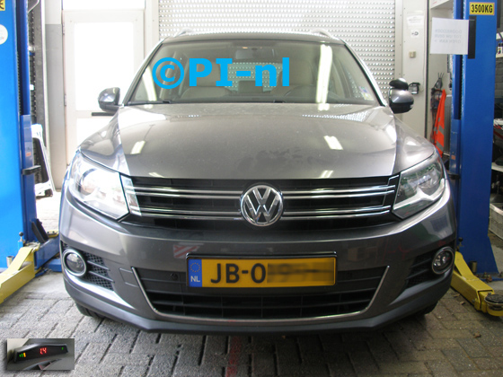 Parkeersensoren (basis-set 2018) ingebouwd door PI-nl in de voorbumper een Volkswagen Tiguan uit 2011. De display werd linksvoor bij de a-stijl gemonteerd.