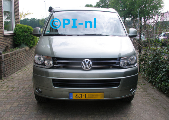 OEM-parkeersensoren (oem-set 2018) ingebouwd door PI-nl in de voorbumper van een Volkswagen Transporter California camper (T5) uit 2010. De zoemer werd verstopt.