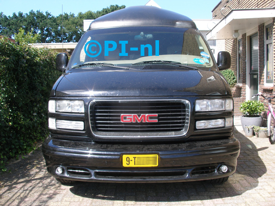 Parkeersensoren (basis-set E 2018) ingebouwd door PI-nl in de voorbumper van een GMC Chevrolet Savana uit 2002. De pieper werd verstopt.