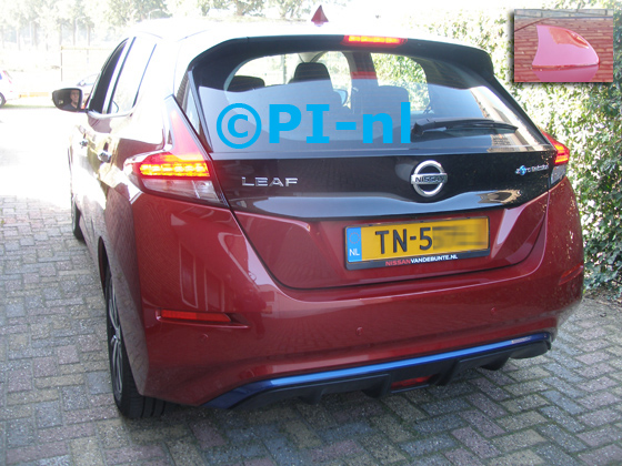 Parkeersensoren (set E 2018) ingebouwd door PI-nl in een Nissan Leaf (nieuw) uit 2018. De pieper werd verstopt. Er werd een op kleur gespoten haaienvin-antenne gemonteerd.