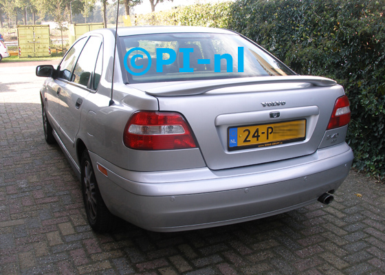 Parkeersensoren (set E 2018) ingebouwd door PI-nl in een Volvo S40 sedan uit 2004. De pieper werd verstopt.