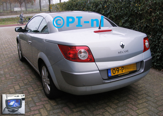 Parkeersensoren (set B2 2018) ingebouwd door PI-nl in een Renault Megane Cabriolet uit 2003. De display werd linksvoor bij de a-stijl gemonteerd.