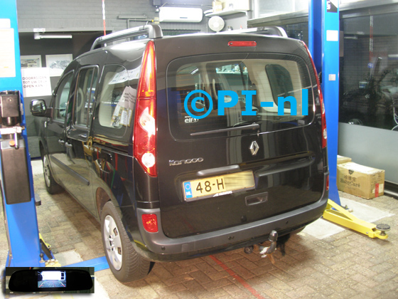 Parkeersensoren (set D 2018) ingebouwd door PI-nl in een Renault Kangoo Family Expression uit 2008. De spiegeldisplay is van de set met bumpercamera en sensoren.