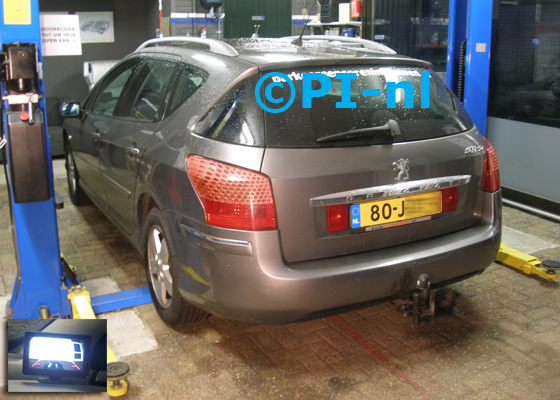 Parkeercamera (bumpercamera-set 2018) ingebouwd door PI-nl in een Peugeot 407 1.6 SW uit 2009. De monitor werd rechtsvoor op het dashboard gemonteerd.