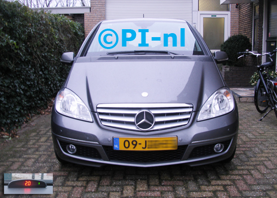 Parkeersensoren (set A 2019) ingebouwd door PI-nl in de voorbumper van een Mercedes-Benz A150 BlueMotion Avantgarde uit 2009. De display werd midden op het dashboard gemonteerd.