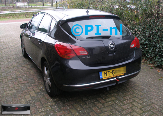 Parkeersensoren (set A 2019) ingebouwd door PI-nl in een Opel Astra (hatchback) met canbus uit 2015. De display werd linksvoor bij de a-stijl gemonteerd.
