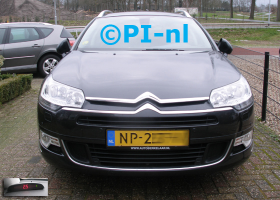 Parkeersensoren (set A 2019) ingebouwd door PI-nl in de voorbumper van een Citroën C5 Tourer uit 2013. De display werd linksvoor bij de a-stijl gemonteerd.