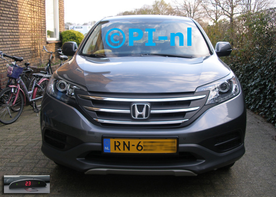 OEM-parkeersensoren (set H 2019) ingebouwd door PI-nl in de voorbumper van een Honda CR-V uit 2014. De display werd midden op het dashboard gemonteerd.