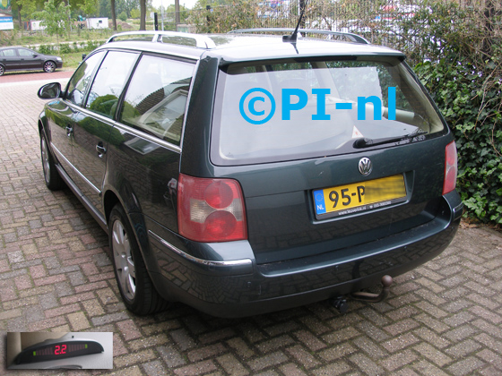 Parkeersensoren (set A 2019) ingebouwd door PI-nl in een Volkswagen Passat Variant uit 2004. De display werd linksvoor bij de a-stijl gemonteerd.