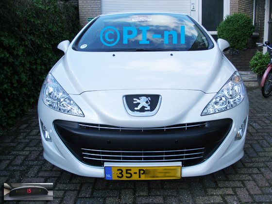 Parkeersensoren (set A 2019) ingebouwd door PI-nl in de voorbumper van een Peugeot 308 CC uit 2011. De display werd linksvoor bij de a-stijl gemonteerd. Er werden twee zwarte en twee standaard witte sensoren gemonteerd.