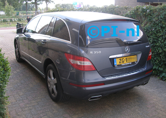 OEM-parkeersensoren (set H 2019) ingebouwd door PI-nl in een Mercedes-Benz R350 met canbus uit 2011. De pieper werd verstopt.