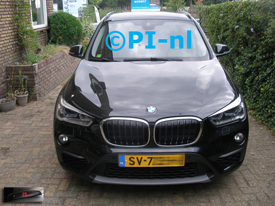 Parkeersensoren (set A 2019) ingebouwd door PI-nl in de voorbumper van een BMW X1 uit 2017. De display werd linksvoor bij de tweede a-stijl gemonteerd.