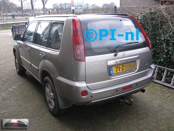 Parkeersensoren (set A 2020) ingebouwd door PI-nl in een Nissan X-Trail uit 2008. De display werd linksvoor bij de a-stijl gemonteerd.