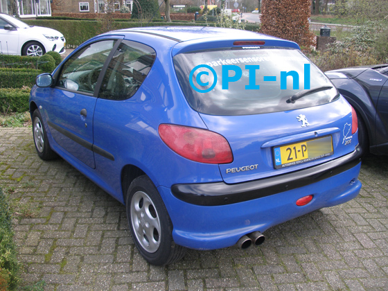 Parkeersensoren (set A 2020) ingebouwd door PI-nl in een Peugeot 206 uit 2004. De display werd linksvoor bij de a-stijl gemonteerd.
