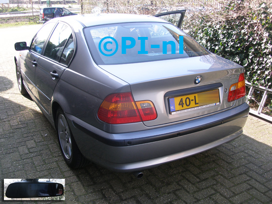 Parkeersensoren (set D 2020) ingebouwd door PI-nl in een BMW 318i sedan uit 2003. De spiegeldisplay is van de set met bumpercamera en sensoren. Het defecte fabrieks-parkeersysteem werd verwijderd en een set van PI-nl werd op dezelfde plek ingebouwd.