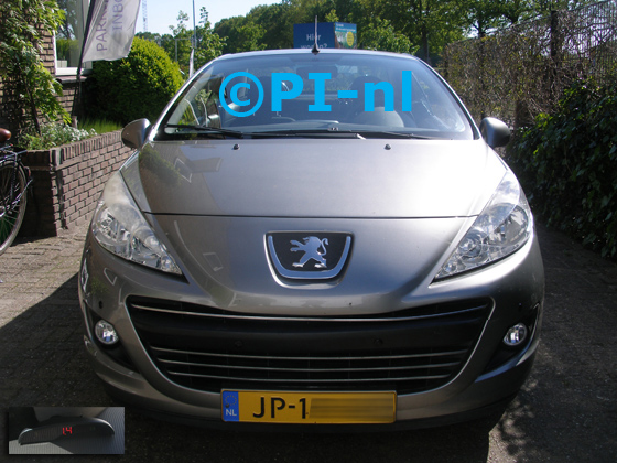 Parkeersensoren (set A 2020) ingebouwd door PI-nl in de voorbumper van een Peugeot 207 CC uit 2010. De display werd bij de a-stijl gemonteerd.