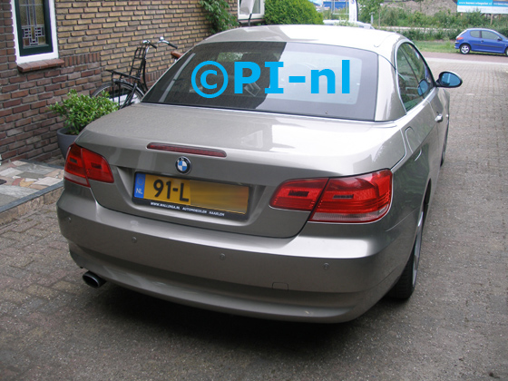 Parkeersensoren (set E 2020) ingebouwd door PI-nl in een BMW 320i Cabriolet uit 2008. De pieper werd voorin gemonteerd.