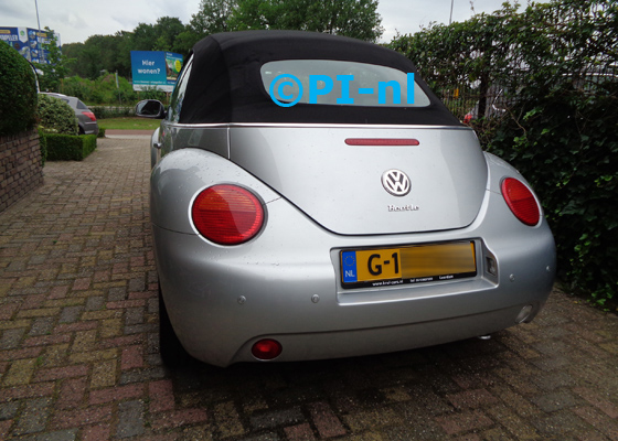 Parkeersensoren (set E 2020) ingebouwd door PI-nl in een Volkswagen New Beetle Cabriolet uit 2005. De pieper werd voorin gemonteerd.