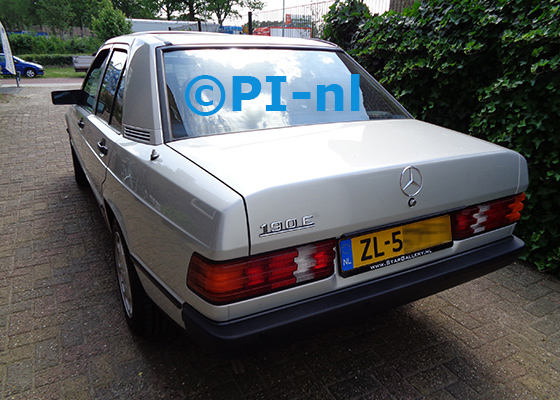 Parkeersensoren (set E 2021) ingebouwd door PI-nl in een Mercedes-Benz 190E uit 1984. De pieper werd onder de hoedenplank gemonteerd.