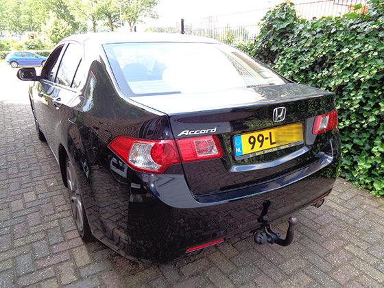 Parkeersensoren (set H 2021) ingebouwd door PI-nl in een Honda Accord sedan uit 2010. De pieper werd voorin gemonteerd.