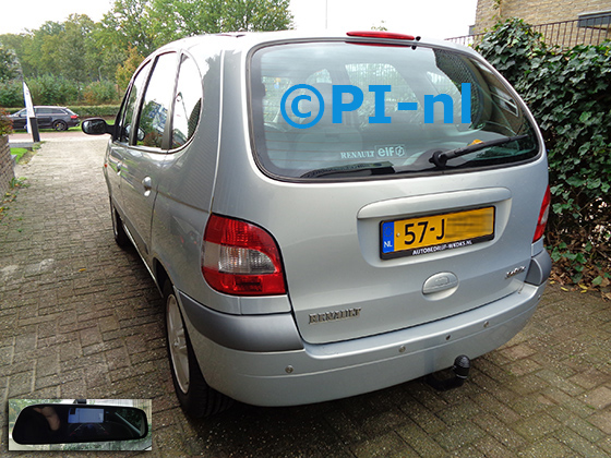Parkeersensoren (set D 2021) ingebouwd door PI-nl in een Renault Scenic uit 2002. De spiegeldisplay is van de set met bumpercamer en sensoren. Er werden standaard zilveren sensoren gemonteerd.