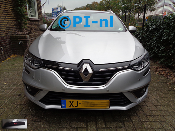 Parkeersensoren (set A 2021) ingebouwd door PI-nl in de voorbumper van een Renault Megane Estate uit 2016. De display werd linksvoor bij de a-stijl gemonteerd. Er werden standaard zilveren sensoren gemonteerd.