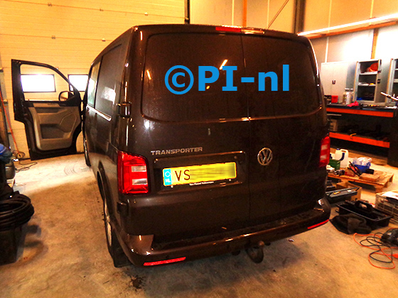 Parkeersensoren (set E 2022) ingebouwd door PI-nl in een Volkswagen Transporter met canbus uit 2018. De pieper werd voorin gemonteerd.