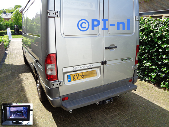 Parkeersensoren (set D 2023) ingebouwd door PI-nl in een Mercedes-Benz Sprinter L3H2 camperbus met canbus uit 2005. De monitor is van de set met beugelcamera en sensoren (in beugeltjes).