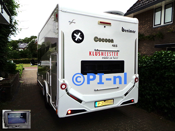 Parkeersensoren (set F 2023) ingebouwd door PI-nl in een Benimar Cocoon 483 Tressoro Ford Transit camper met canbus uit 2019. De monitor is van de set met kentekenplaatcamera en witte sensoren.