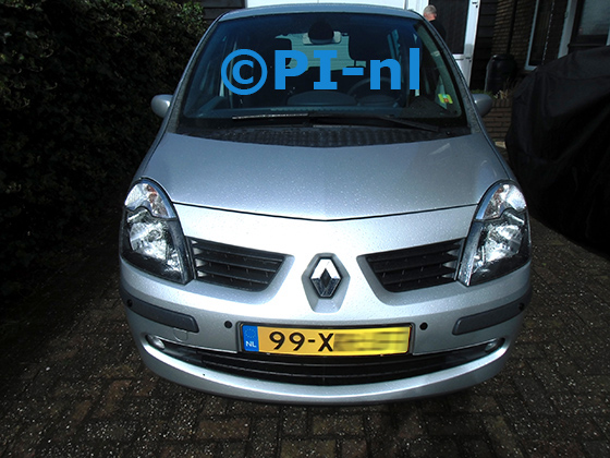Parkeersensoren (set E 2024) ingebouwd door PI-nl in een de voorbumper van een Renault Modus uit 2007. De pieper werd voorin gemonteerd.
