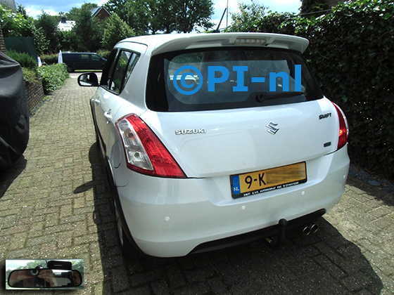 Parkeersensoren (set A 2024) ingebouwd door PI-nl in een Suzuki Swift uit 2013. De display werd op de binnenspiegel gemonteerd. Er werden witte sensoren gemonteerd.