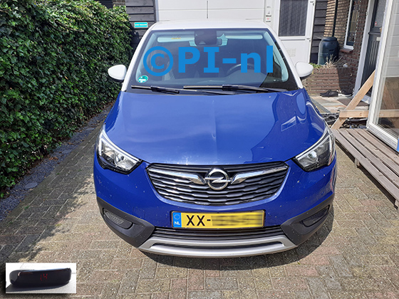 Parkeersensoren (set A 2024) ingebouwd door PI-nl in de voorbumper van een Opel Crossland X 120 Edition uit 2019. De display werd linksvoor bij de a-stijl gemonteerd.