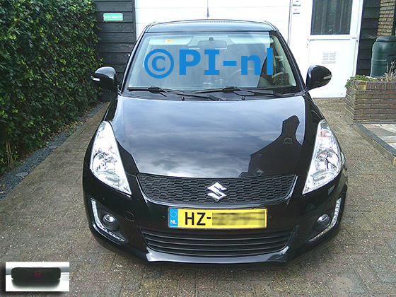 Parkeersensoren (set A 2024) ingebouwd door PI-nl in de voorbumper van een Suzuki Swift uit 2014. De display werd op de middenconsole gemonteerd.